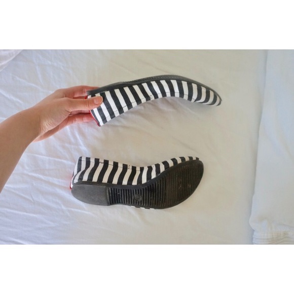 MOSSIMO B&W FLATS - Picture 4 of 4